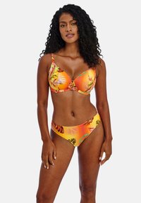 Bikini set v živé oranžové barvě s květinovými vzory. Vrchní část má kosticovou podporu a spodní část má nízký střih s odpovídajícím designem.