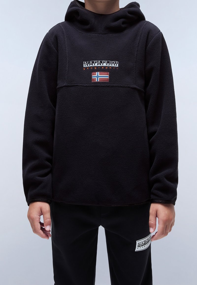 Černý fleece svetr s kapucí, zdobený vyšívaným logem a detaily norské vlajky na hrudi, v kombinaci s černými kalhotami.