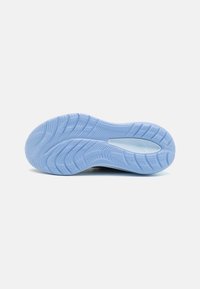 Suola di scarpa in gomma di un blu chiaro con un motivo di battistrada testurizzato e una forma curva; presenta un design della suola intermedia liscio.