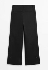 Pantalon noir à jambes larges avec passants de ceinture, deux poches passepoilées à l'arrière et détails de boutons près de l'ourlet sur fond blanc.