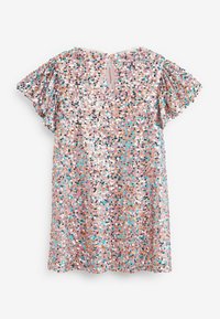 Pärlbeströdd klänning i rosa med fjärilskjolar, nyckelhål bak och flerfärgade paljetter för en strukturerad, glänsande look.