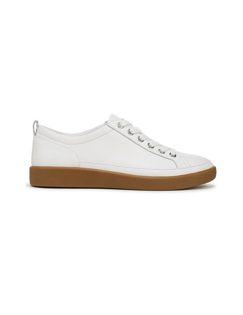 Sneakers bianchi in pelle con punta arrotondata, suola piatta in gomma, lacci frontali e occhielli metallici, caratterizzati da un design minimalista.