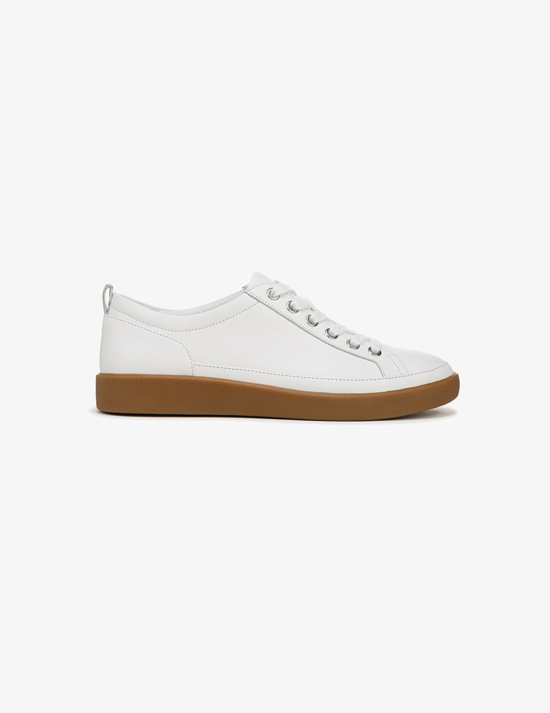 Sneakers bianchi in pelle con punta arrotondata, suola piatta in gomma, lacci frontali e occhielli metallici, caratterizzati da un design minimalista.