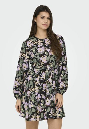 Abito floreale con maniche lunghe, sfondo nero, fiori verdi e viola, vita arricciata, dettaglio con bottoni, tessuto leggero, vestibilità comoda.