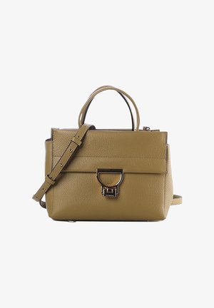 Bolso de mano de cuero texturizado verde oliva con asas superiores, correa de hombro ajustable y cierre en forma de D de tono plateado en la solapa frontal.