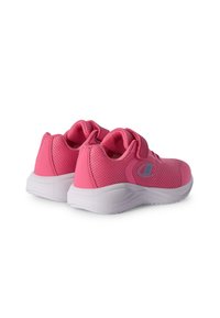 Rosa Sportschuhe mit einem Mesh-Obermaterial, gepolstertem Kragen und Klettverschluss; weiße Gummisohle mit strukturiertem Grip.