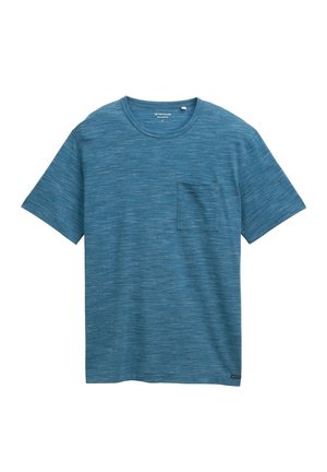 Mėlynos dryžuotos trumpomis rankovėmis marškinėliai, pagaminti iš minkštos medžiagos. Apvalus iškirpimas ir krūtinės kišenė kairėje pusėje, su mažu logotipu apačioje.