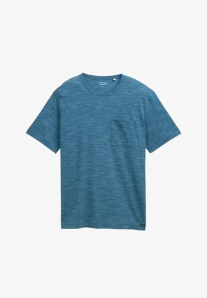Camiseta de manga corta a rayas azules hecha de una tela suave. Cuello redondo y un bolsillo en el pecho en el lado izquierdo, con un pequeño logo en el dobladillo.