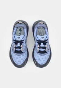 Blå letvægts-sneakers med mesh-overdel, mørk sål, sorte snørebånd og reflekterende detaljer. Har polstret krave og mærket indersål.