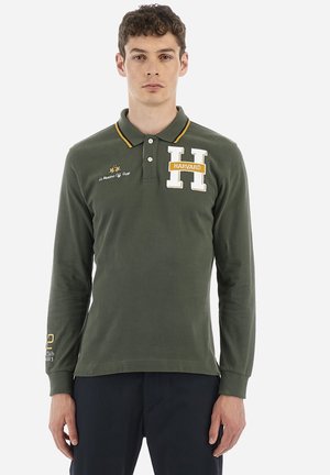 Polo a maniche lunghe in cotone verde scuro, con colletto giallo e logo ricamato "Harvard" con "H" bianca e dettagli laterali.