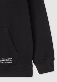 Czarna bluza z miękkiego materiału, z kieszenią, ściągaczami przy rękawach oraz białym nadrukiem zawierającym słowo "PRZYGODA" i związane z nim hasła.