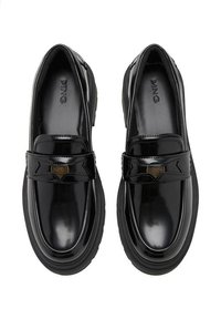 Loaferi din piele patent neagră, cu vârf rotunjit, talpă supradimensionată, detaliu decorativ cu cataramă și finisaj neted, lucios.