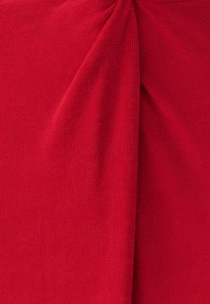 Rode gebreide stof met een gestructureerde afwerking, met een gedraaide detail langs één kant die een gedrapeerd effect creëert.