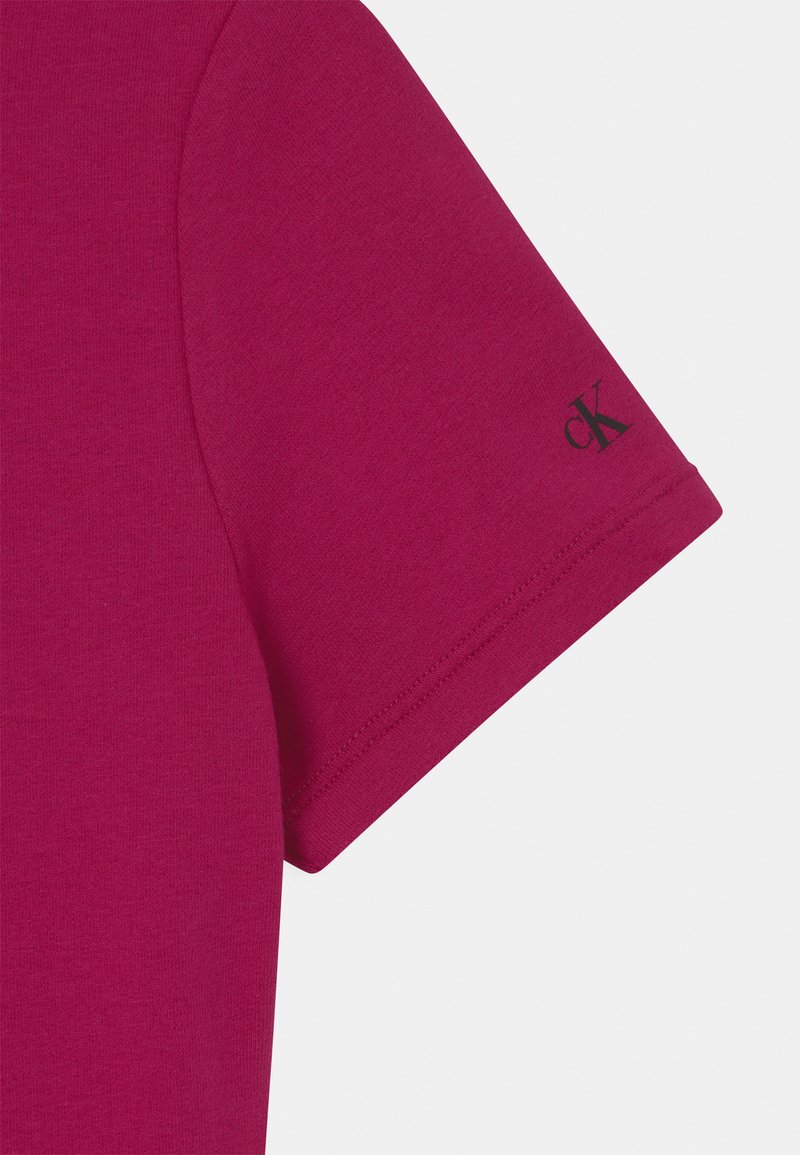 Kinder Freizeitkleider | Calvin Klein Jeans INTARSIA LOGO SKATER Freizeitkleid stunning magenta/lila - YI98663 Kinder Freizeitkleider | Calvin Klein Jeans INTARSIA LOGO SKATER Freizeitkleid stunning magenta/lila - YI98663
