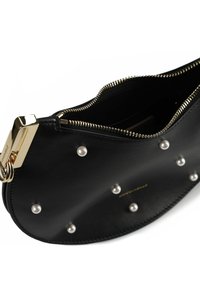 Bustina in pelle nera con chiusura a zip dorata, decorata con accenti simili a perle sul davanti e un interno strutturato. Design compatto ed elegante.