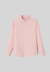 Chemise à manches longues à rayures verticales rouges et blanches, avec un col classique et des boutons blancs, fabriquée en tissu léger.