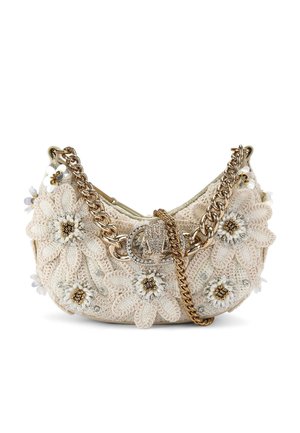 Piccola borsa color crema con grandi fiori all'uncinetto, tracolla a catena dorata e chiusura al centro tempestata di strass.