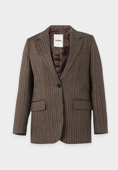 Blazer marron à fines rayures, à un bouton, avec col cranté, poches avant à rabat et une doublure intérieure satinée et lisse portant l’étiquette Sandro.