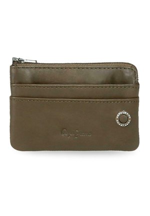 Bolsa marrón de cuero con cremallera, bolsillo frontal y pequeño logo metálico circular en la parte inferior derecha.