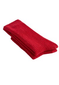 Rode geribbelde wollen sokken, netjes opgevouwen. Ze hebben een zachte textuur met een consistent patroon en een afgeronde teensluiting, met een verhoogde boordrand.