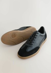 Non sélectionné, black