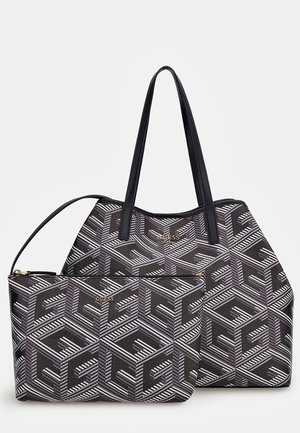 To sorte og grå Guess-tasker med geometriske mønstre, en stor skuldertaske med lange håndtag og en mindre pung med lynlås.