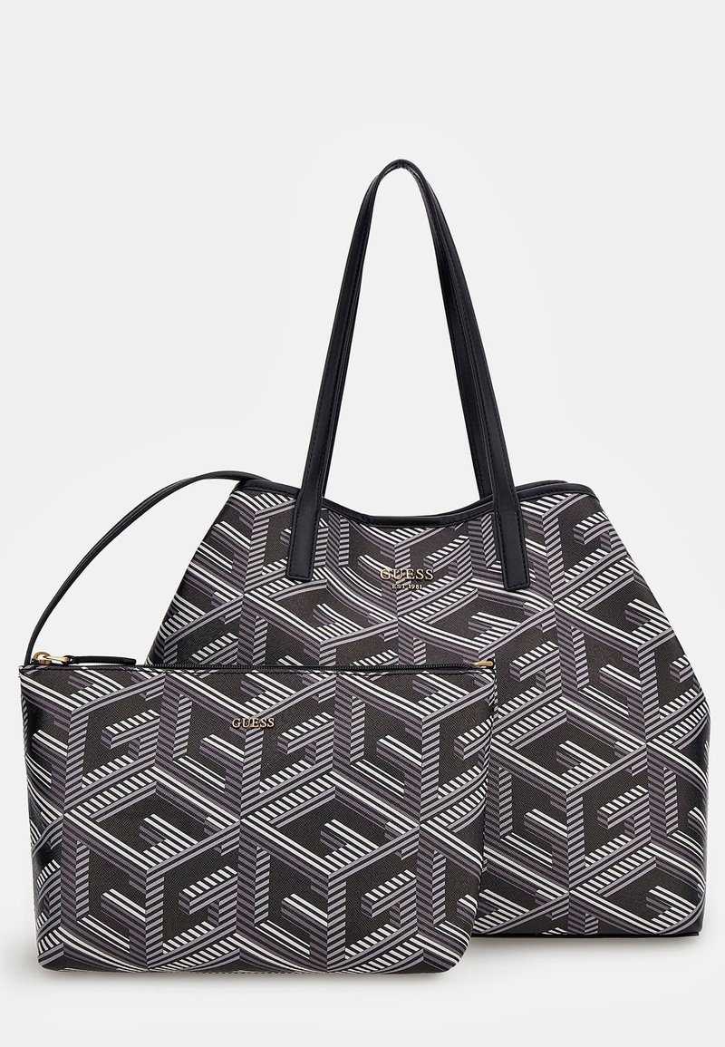Deux sacs Guess noirs et gris à motifs géométriques, un grand cabas avec de longues anses et une petite pochette zippée.