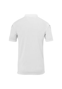 Hvid polo T-shirt med klassisk krave, korte ærmer og diskret syninger ved ærmekanterne. Ingen synlige logoer eller mønstre.