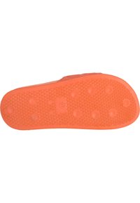 Oranje rubberen zool met een gestructureerd grippatroon, voorzien van cirkel- en driehoekige uitstekende delen voor tractie.