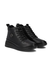 Czarne wysokie trampki wykonane z gładkiej skóry, z okrągłym logo, sznurowanym przodem i teksturowaną podeszwą na koturnie z subtelnymi liniami wzorniczymi.