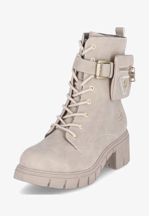 Botín beige de ante con cordones en la parte delantera, bolsillo lateral con cremallera, detalles en dorado y suela gruesa con estrías para mayor tracción.