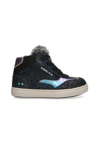 Sneaker alte con tomaia nera testurizzata, accenti iridescenti, pom pom in pelliccia grigia sulla linguetta e suola in gomma di colore chiaro.