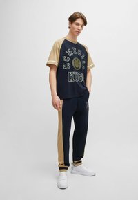 HUGO NACAMOS - Print T-shirt - dark blue five