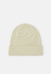 Strikket beanie i lys beige, med en foldet ribkant, glat tekstur og en top-søm med let samling for en tætsiddende pasform.