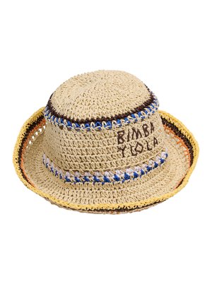 Sombrero de pescador beige de ganchillo con rayas multicolores en azul, blanco, marrón y amarillo, con el texto "BIMBA Y LOLA" en el lateral.
