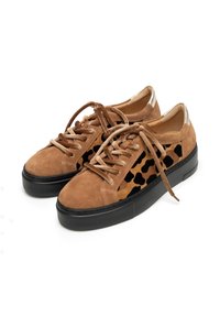 Sneakers in suede marrone con pannello laterale a stampa leopardata nera, punta rotonda, suola nera a contrasto e lacci beige.