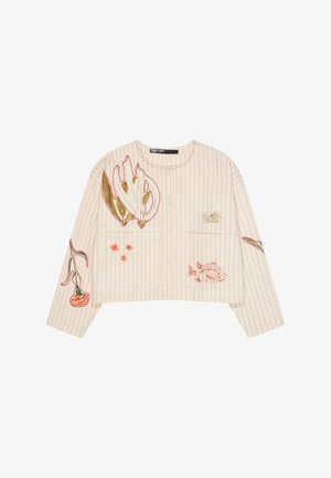 Chaqueta corta color beige con botones, finas rayas rojas, bordados de flores y peces, dos bolsillos delanteros y escote redondo.