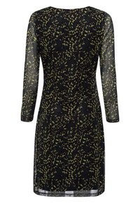 Czarna sukienka w kwiaty z długimi przezroczystymi rękawami, z zielonym i żółtym wzorem botanicznym oraz okrągłym dekoltem.