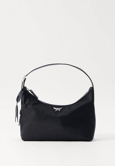 Borsa a tracolla nera in nylon con silhouette curva, tracolla sottile e regolabile, e un dettaglio metallico con un emblema alato sul davanti.