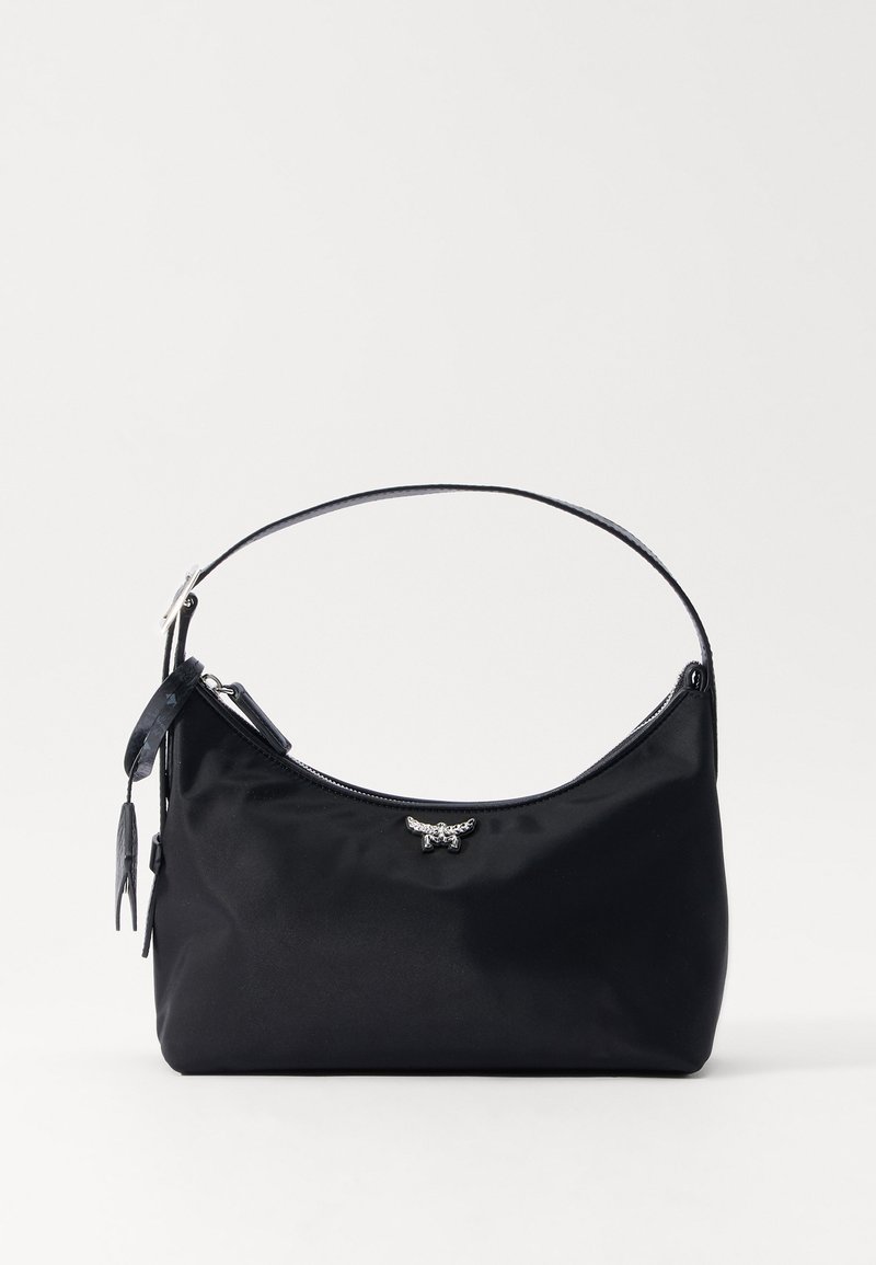 Sort nylon håndtaske med en buet silhuet, slank justerbar rem, og en metallisk detalje med et vinget emblemat foran.