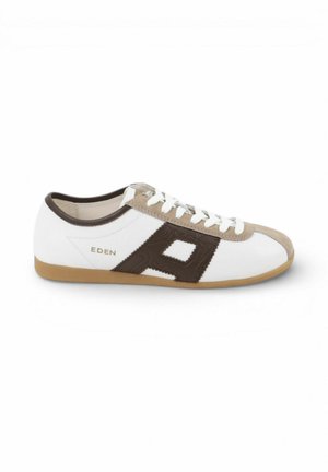 Witte sneaker met bruine en beige accenten, witte veters en een gumzool, met een groot bruin "R" logo en "EDEN" tekst aan de zijkant.