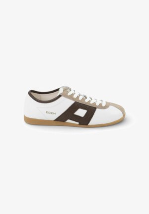 Witte sneaker met bruine en beige accenten, witte veters en een gumzool, met een groot bruin "R" logo en "EDEN" tekst aan de zijkant.