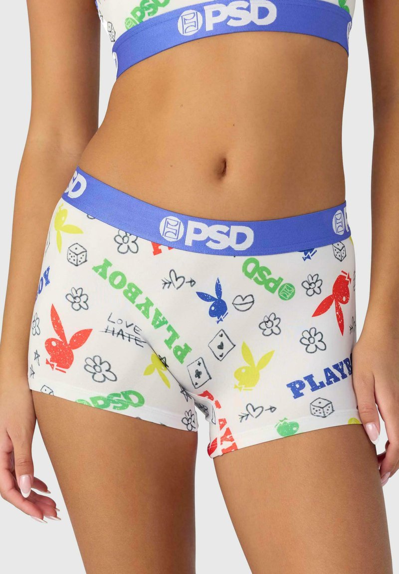 Boxer aderenti bianchi con un motivo grafico colorato, che include motivi giocosi e testo, con un elastico blu solido in vita.