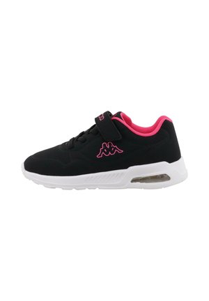 Baskets noires avec accents roses, fermeture à lacets et bande velcro, dotées d'une semelle blanche avec une poche à air, texture lisse et détail de logo.