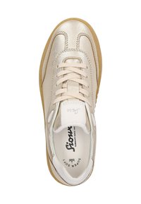 Metallisch goldener Sneaker mit glatter Oberfläche, runder Zehenpartie, Schnürdesign und kontrastierender Gummi-Sohle. Verfügt über einen gepolsterten Kragen und eine gebrandete Einlegesohle.