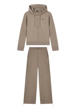 Tuta due pezzi color talpa con giacca con cappuccio con zip e pantaloni a gamba larga dotati di tasche laterali e dettagli di logo discreti.