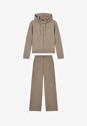 Tuta due pezzi color talpa con giacca con cappuccio con zip e pantaloni a gamba larga dotati di tasche laterali e dettagli di logo discreti.