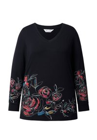 Czarna koszulka z długim rękawem i dekoltem w serek, ozdobiona kolorowymi kwiatowymi wzorami w kolorze czerwonym i niebieskim na rękawach i dolnej części przodu. Miękka tekstura tkaniny.