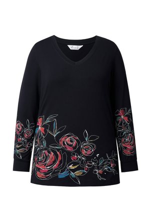 Camiseta negra de manga larga con cuello en V, presenta diseños florales coloridos en rojo y azul en las mangas y la parte inferior delantera. Textura de tela suave.