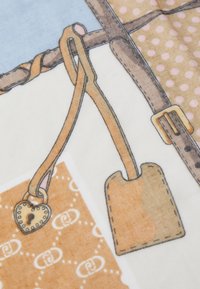 Tessuto di cotone con motivi marroni e arancioni, arricchito da un'illustrazione di un lucchetto a forma di cuore e una pala in tonalità di beige e sabbia.